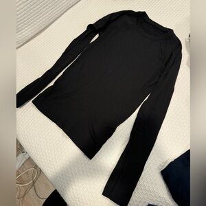 Black long sleeve lululemon shirt